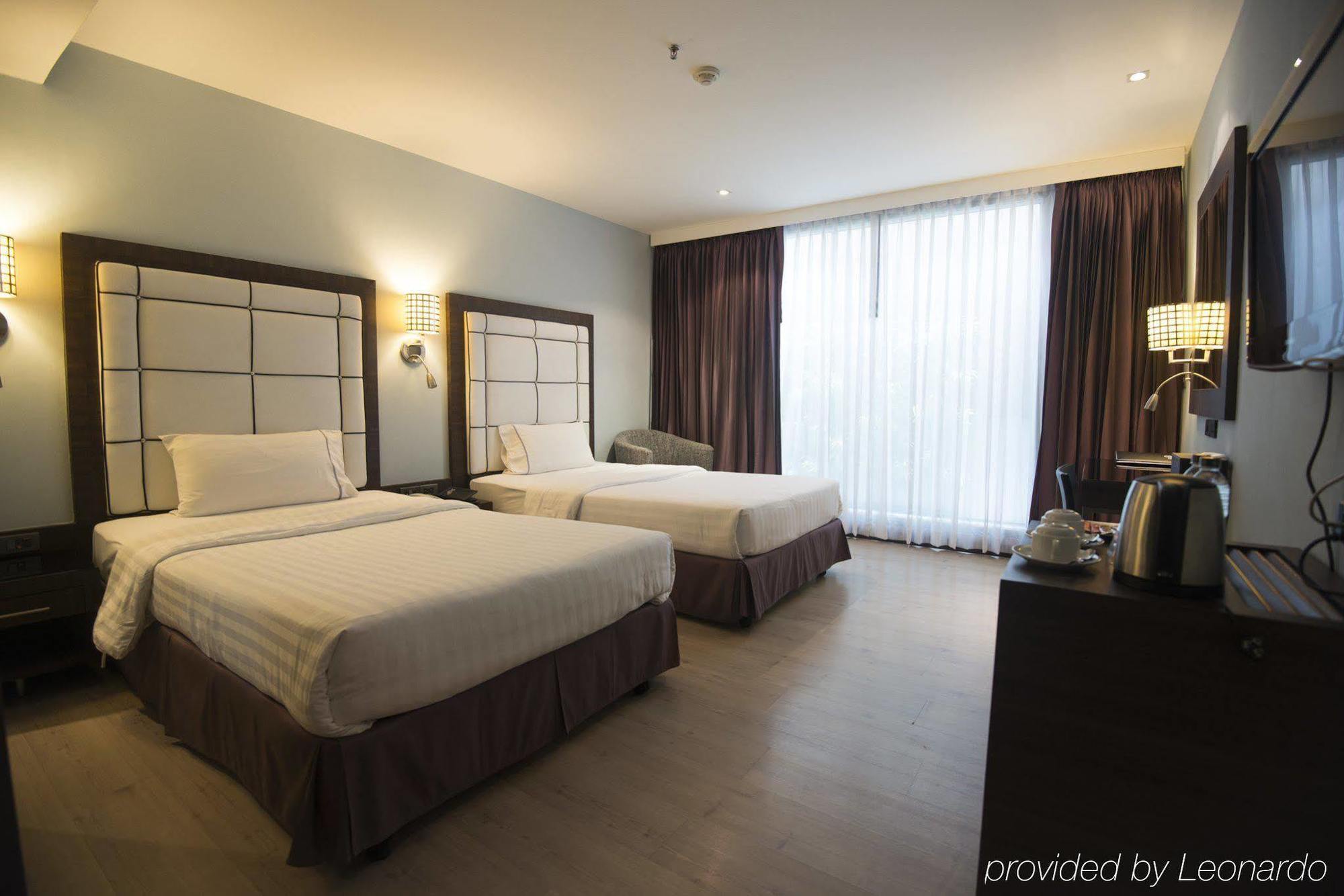 Sukhumvit Suites Hotel Bangkok Exterior foto